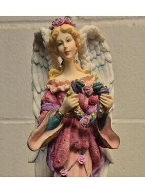 Ganz Angel Figurine Holding Heart Wreath
